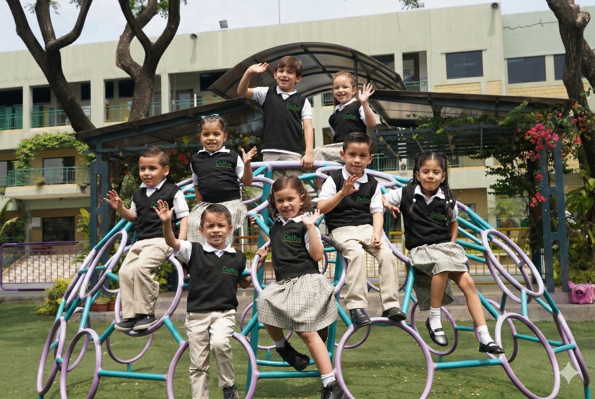Estudiantes de la Unidad Educativa Delfos
